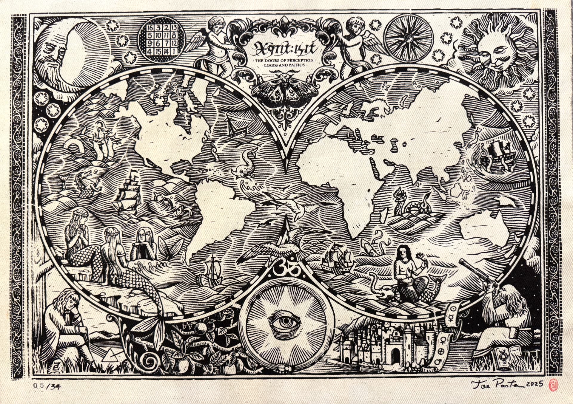 世界地圖手作網版印刷完整作品，黑白木刻線條描繪雙圓世界、船隻與神祕符號